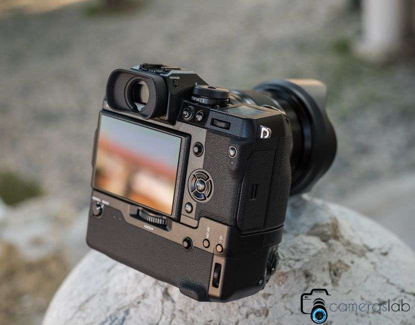 How does a mirrorless camera work